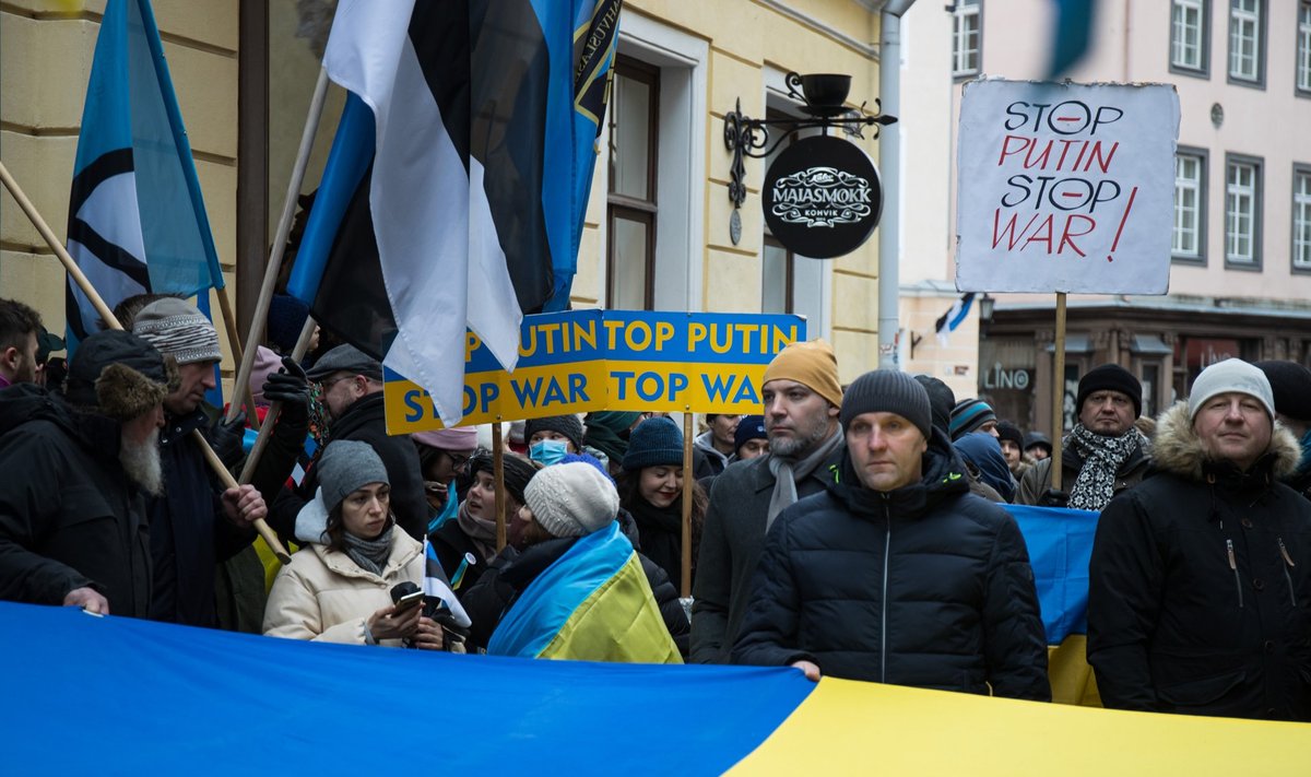 Tallinn, 24.02.2022. Meeleavaldus Ukraina toetuseks Vene saatkonna ees.
