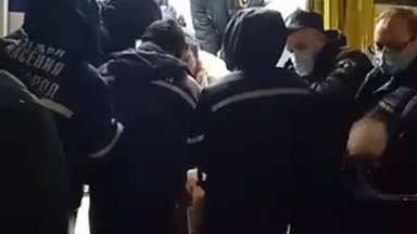 VIDEOD | 320 kilo kaaluva venelase haiglasse toimetamiseks läks tarvis paarikümmet inimest