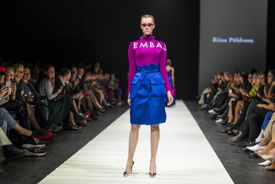 Embassy of Fashioni moelooja Riina Põldroosi “Embassy” kirja kandvad kõrge kaelusega pluusid astuvad värvide trendusuuna taktis.