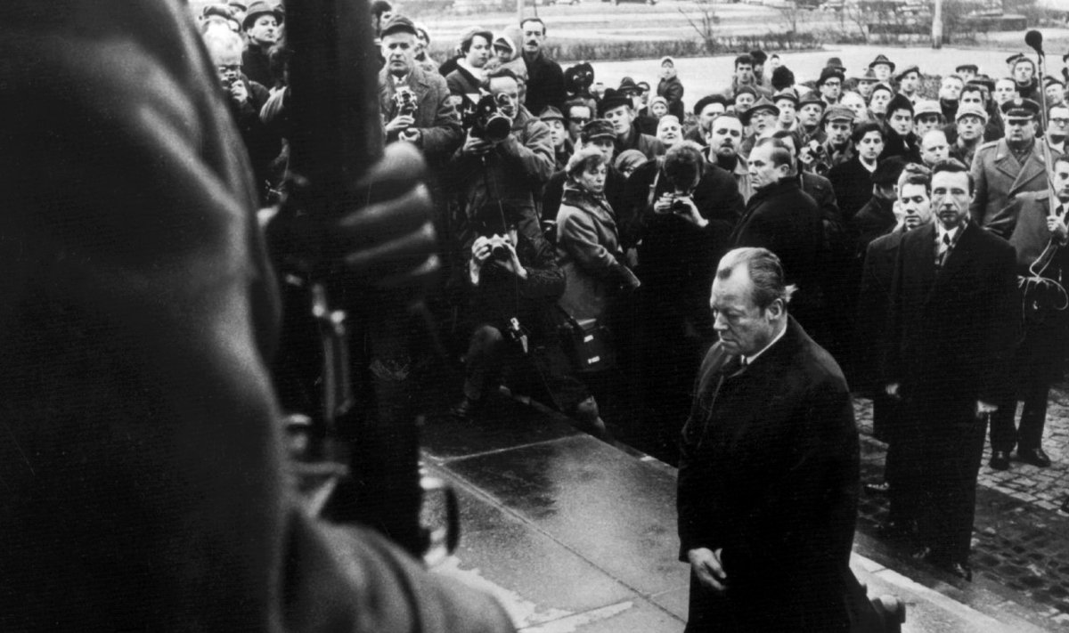 7. detsembril 1970 laskus Lääne-Saksa liidukantsler Willy Brandt Varssavi geto ülestõusu monumendi ees põlvili, et vabandada Saksamaa toime pandud kuritegude eest. Vene opositsioonipoliitiku Leonid Gozmani sõnul peaks järgmine Venemaa liider Kiievis sama tegema.