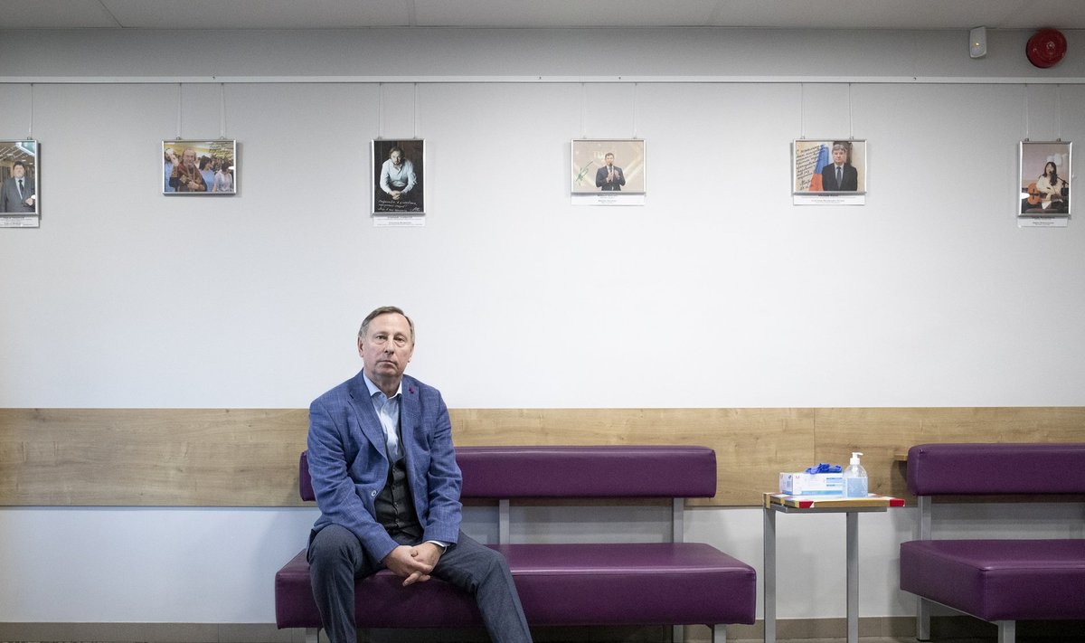 Peale olematu keeleoskuse on Tallinna Linnamäe Vene lütseumi direktor Sergei Garanža silma paistnud ka sellega, et kooli seintel ripuvad Venemaaga seotud isikute portreed.
