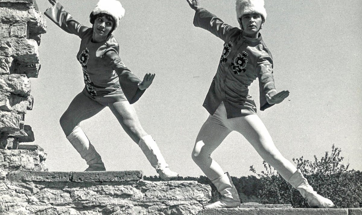 Elonna Spriit ja Ants Vähejaus “Kalinka” vormis. 1970ndate alguses esines ansambel Laine Berliini kontserdisaalis Friedrichstadt-Palast, kus Elonna ja Ants nägid üht saksa tantsupaari “Kalinkat” tantsimas. Nood kandsid valgeid trikoopükse, punaseid jakke ja papaahasid. Eestis lavastas Ülo Vilimaa ka Elonnale ja Antsule tantsunumbri “Kalinka” ning artistid said samasuguse lavariietuse.