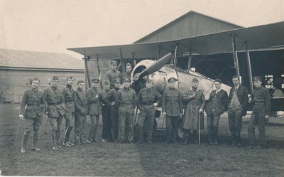 Lasnamäe lennuväli. Lendurid, lennuk ja lennukiangaar. Tallinn, 1920