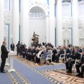Putin andis Severodvinski lähedal hukkunud „unikaalse tehnoloogia” katsetajate leskedele kätte ordenid
