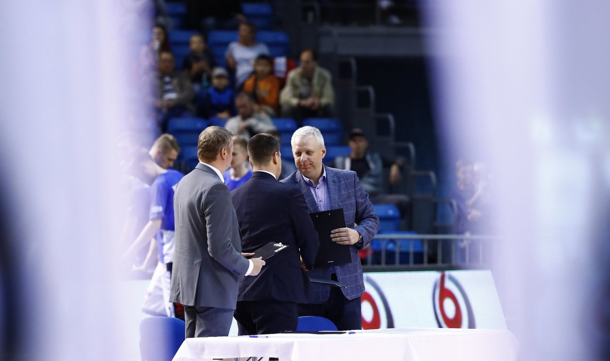 Korvpalliliit sõlmis TV3 ja Delfiga lepingu enneolematus mahus ülekannete näitamiseks. Fotol (vasakult) TV3 juhatuse esimees Priit Leito, korvpalliliidu president Jüri Ratas ning Delfi ja Eesti Päevalehe peatoimetaja Urmo Soonvald.