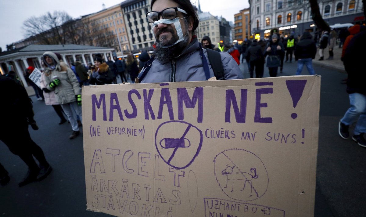 Maskivastaste meeleavaldus 12. detsembril Riias. Pühade ajal löövad Läti nakatumisnäitajad üha rekordeid.