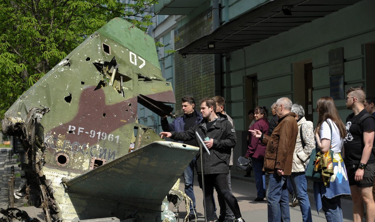 SÕJA JÄÄNUSED: Kiievis on kohaliku sõjamuuseumi ette välja pandud Vene hävitaja Su-250M tagaosa. Ukraina relvajõud lasid lennuki alla 2. märtsil. 