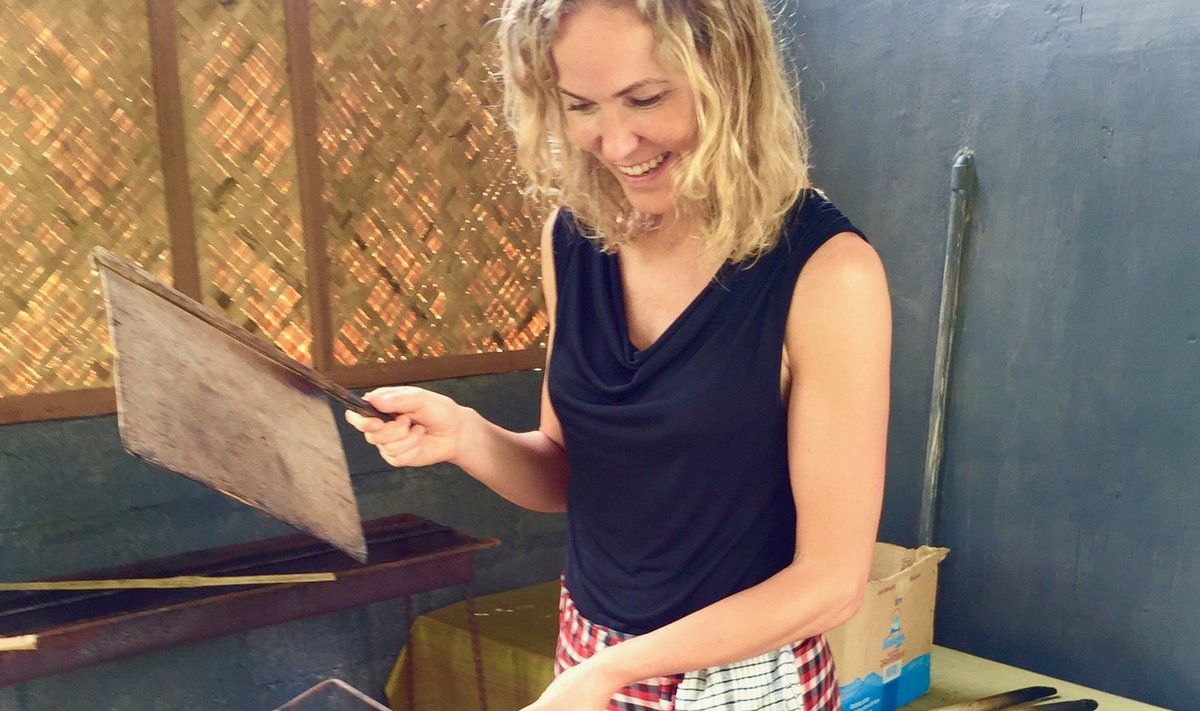 Loo autor Silja Luide tutvus Balil kohalike köögikunstiga. Valmivad satay-vardad.