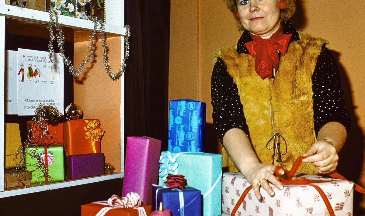 Aasta 1988, Viru tänava pakkimis­äris pakib kingitusi Gina Piir.