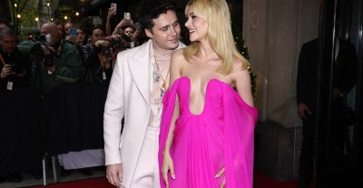 Brooklyn Beckhami värske abikaasa Nicola kandis Valentino loomingut tänavusel Met Galal.