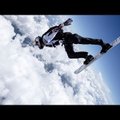 Hull hüpe: Red Bulli ekstreemsportlane kargas lennukilt äikesepilvesse, lumelaud all