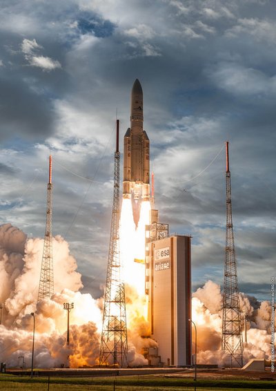 Arianespace - maailma esimene kommertsalustel tegutsev satelliitide kosmosesse lennutaja. Pildil on maailma üks kõige usaldusväärsemaid kanderakette Ariane-5, mis on taganud aastaid Euroopa satelliitide sõltumatu pääsu kosmosesse. Foto: ESA-CNES-Arianespace
