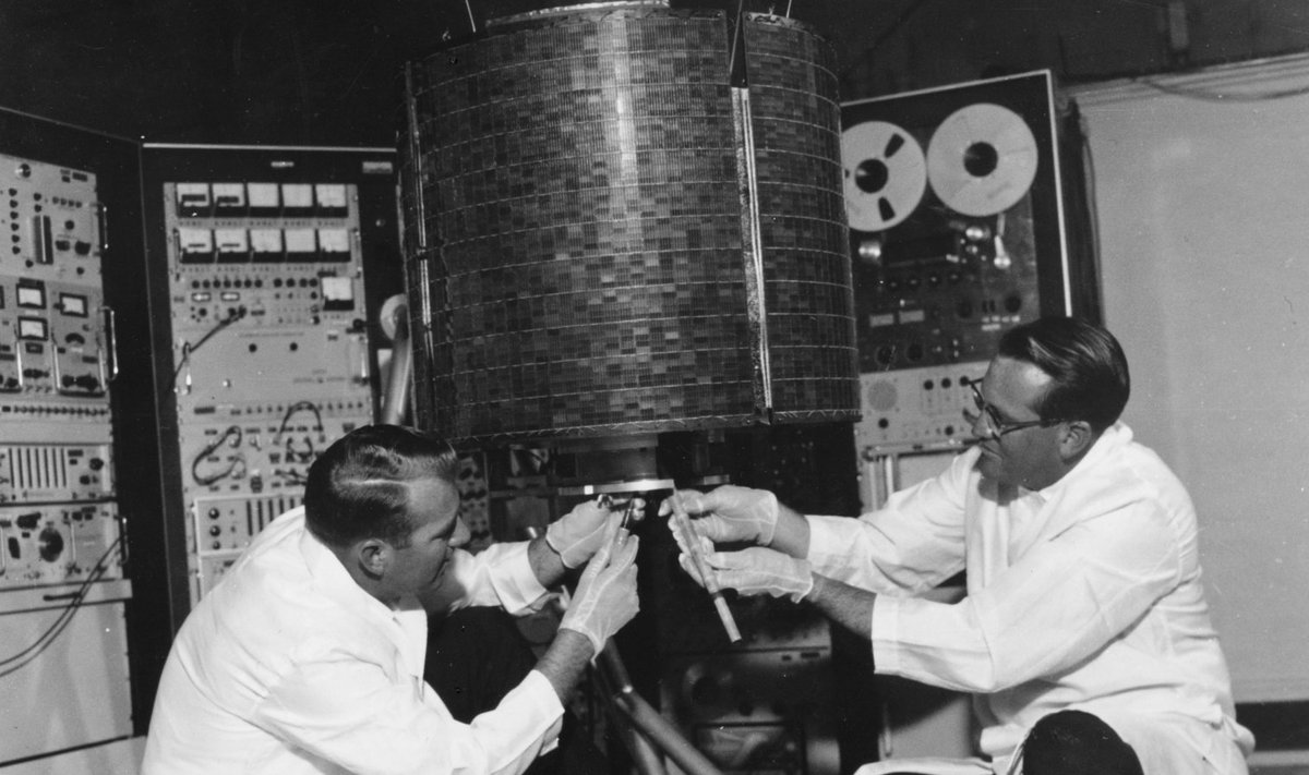 Maailma esimene kommertssatelliit Intelsat I stardieelsel kontrollil 1965. aastal. Foto: NASA