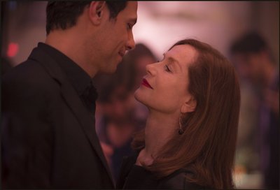 Laurent Lafitte ja Isabelle Huppert filmis "Elle". (Foto: Forum Cinemas AS)