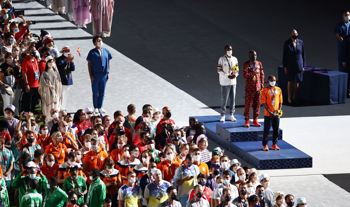 Olümpiamängude lõputseremoonial anti medalid kätte ka maratonijooksjatele. Viimastena said Tokyos medalid kaela meesmaratonijooksjad.