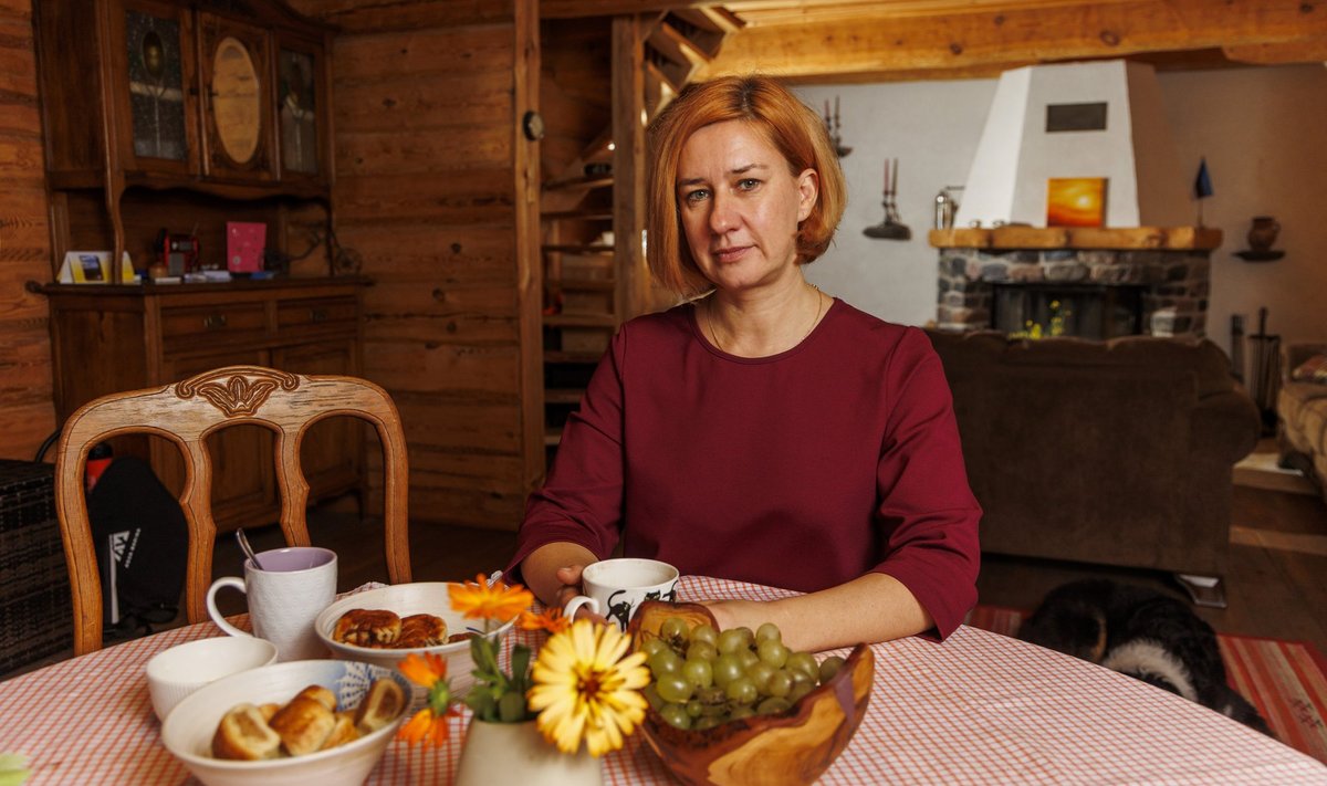 KOROONAAJAL ELAS Lavly maakodus, lõikas võsa, pügas muru ja rajas maasikaaia. "Siin jääb aeg seisma, mõtted peatuvad ja teevad ruumi uute mõtete sünnile," lausub ta.