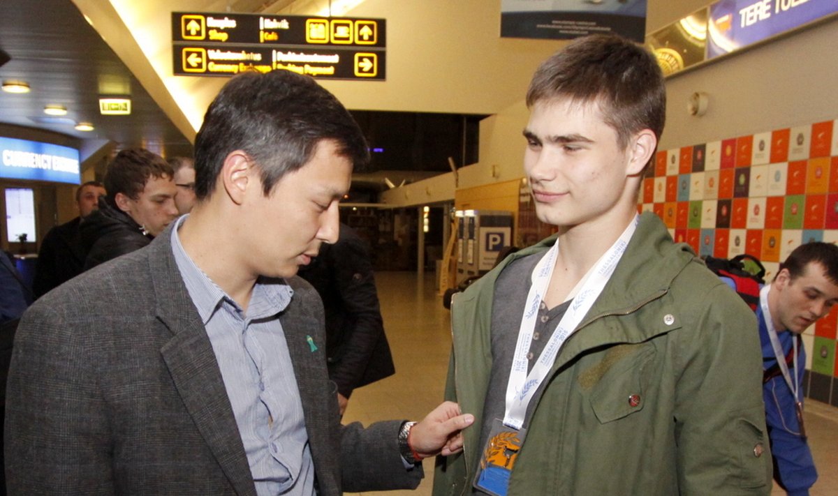 Ilja Makarov (paremal) lennujaamas koos Mihhail Kõlvartiga