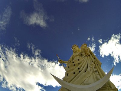 Oruros asub maailma suurim Neitsi Maarja kuju.