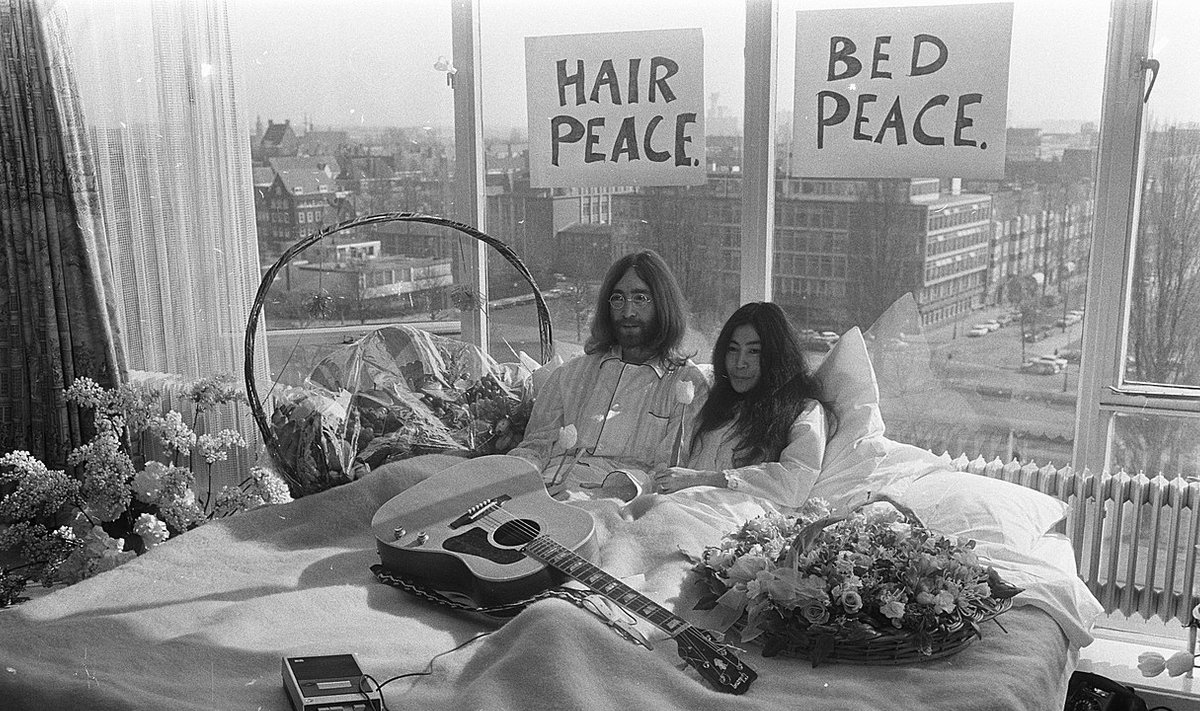 RAHUVOODI: John Lennon ja Yoko Ono korraldasid 1969. aastal nii Hiltoni hotellis Amsterdamis kui Queen Elizabeth hotellis Montrealis rahuprotesti, mille käigus veedeti kuus päeva hotelli sviidis ja räägiti avalikkusele maailmarahust.