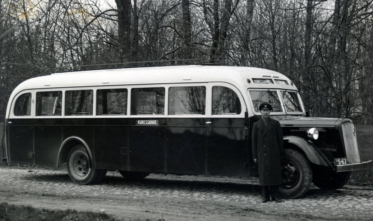 Eesti ühed suurimad liinibussid sõitsid 1930. aastate lõpul Kuivastu ja Kuressaare vahel. 1939. aastal taotles saarlaste aktsiaselts Ühendus maanteede talituselt 9,5tonnise üldkaaluga Volvole ehitatud bussi samale liinile toomist (fotol). Saare maavalitsus nõustus bussi liikvele laskma vaid Kuressaare–Kuivastu maanteel. Teisi tollase Saaremaa teid hinnati selle bussi jaoks liiga kitsaks ja kõveraks.