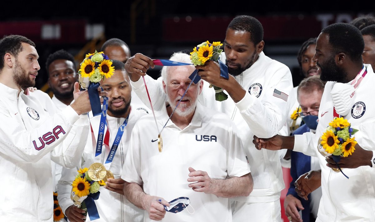 Südamlik hetk: Kevin Durant paneb oma kuldmedali peatreener Gregg Popovichi kaela.