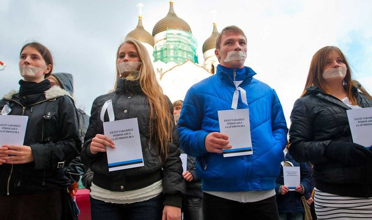 Vaikiv võitlus: Toompeal Riigikogu ees mullu sügisel toimunud meeleavaldusel osales paarkümmend kinnikleebitud suuga õpilast. Demonstratsioonid ei pannud Eesti valitsust haridusreformist taganema. (Andres Putting)
