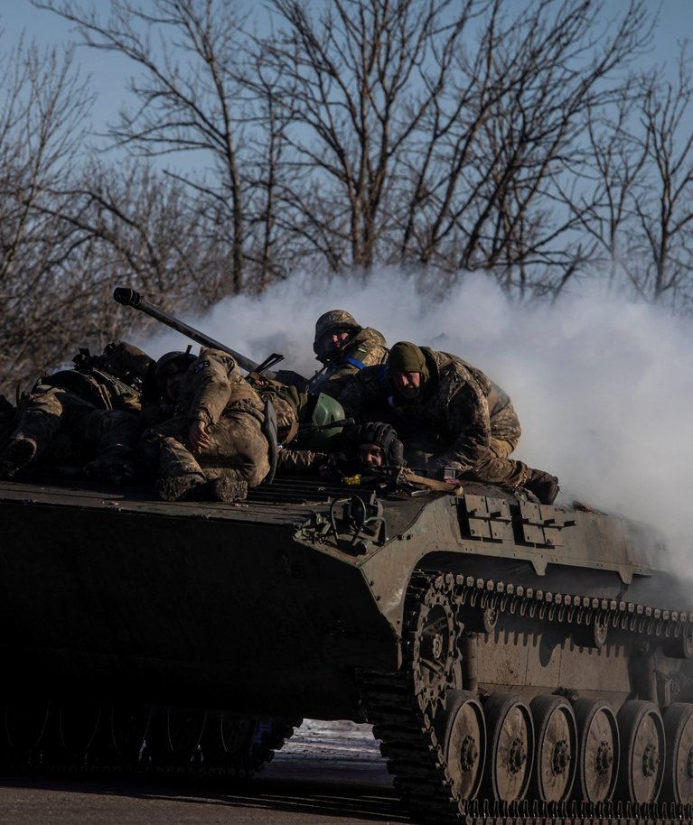 Ukraina sõjaväelased lahingumasina BMP-2 otsas. Foto tehtud 8. veebruaril 2023 Donetskis.