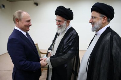 Venemaa president Vladimir Putin ja  Iraani kõrgeim liider Ayatollah Ali Khamenei kätlevad, Iraani president Ebrahim Raisi ootab.
