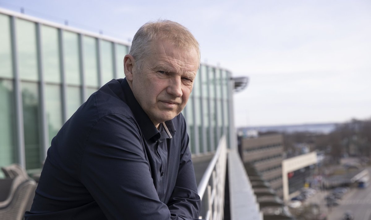 VÄLKSÕJAKS DISAINITUD ARMEE: „Väikese territooriumi hõivamiseks disainitud sõjaväega rünnati 40miljonilist rahvast tohutul territooriumil... Lootusetu!“ ütleb Rainer Saks CybExer Technologiese kontori rõdul.