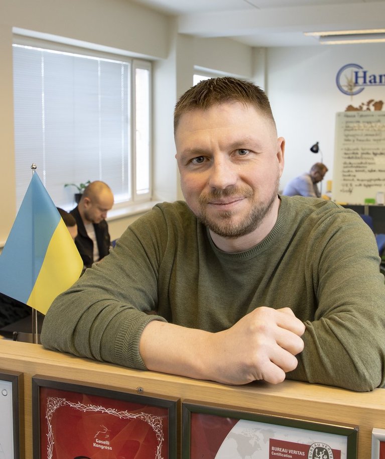 Pärnumaa ettevõte Hansavest korraldab oma töötajate lähedaste Ukrainast ära toomist. Esiplaanil juhatuse liige Janek Sirg.