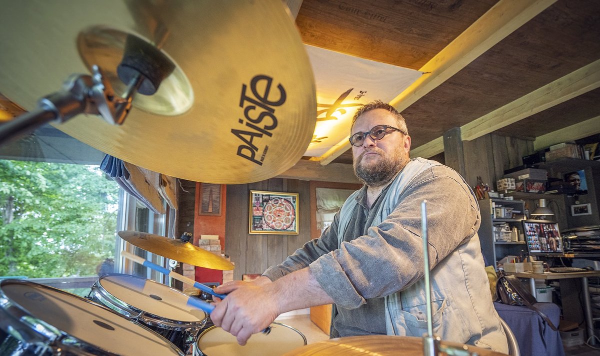 "Jah. Viirus sattus mul sellisesse aega, et ainuke asi, mis täielikult seiskus, on Singer Vinger. Neid kahe nädala taguseid mängimisi ei ole enam," ütleb Hardi. "Seevastu mitu-setu filmiprojekti on stardiasendis."