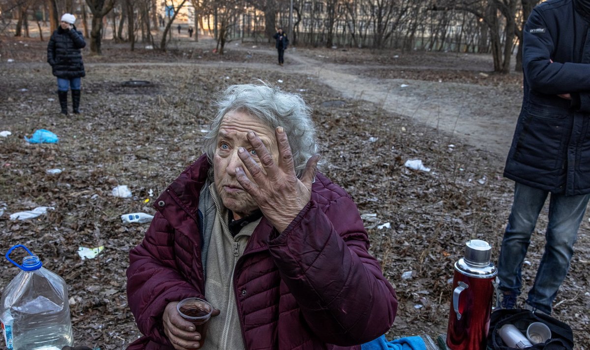 Kiievi elanik Lyubov oma rusudeks pommitatud kodu ees