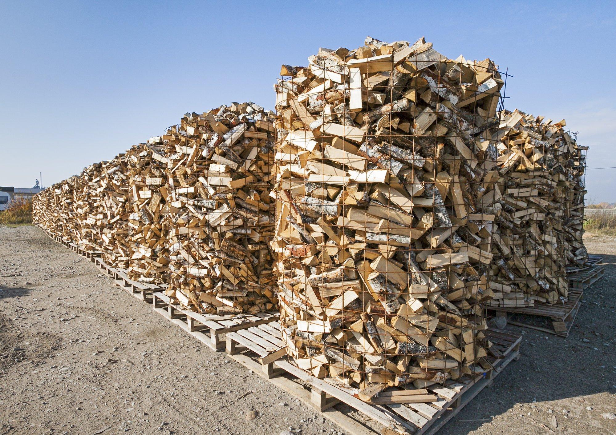 Какой лучше купить дрова. Древесные отходы. Деревянные отходы. Утилизация древесины. Отходы деревообработки.
