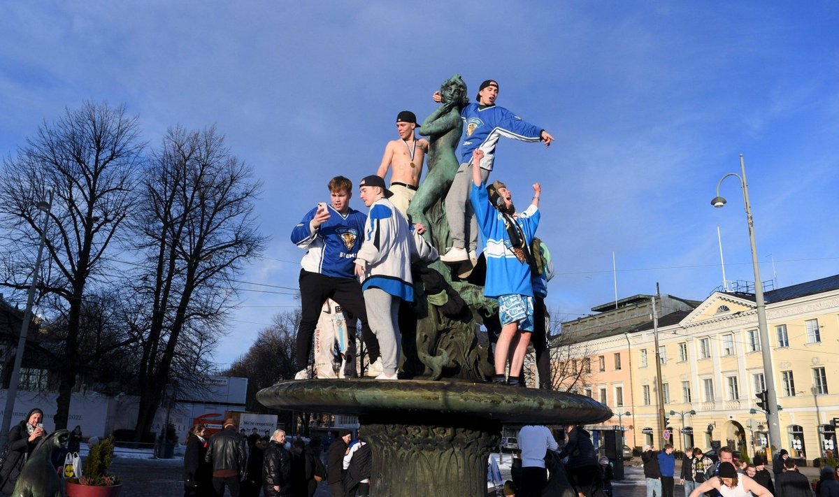 Soomlased Helsingis hokikulda tähistamas.
