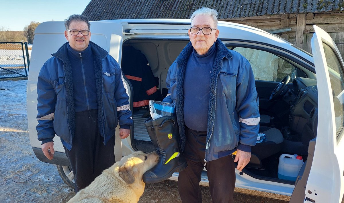 Endalgi vähe, aga ukrainlastel on rohkem vaja. Tsooru legendaarne vabatahtlik päästja Mati Koch (paremal) andis üle uhiuued tuletõrjujasaapad ja palju muud vajalikku.