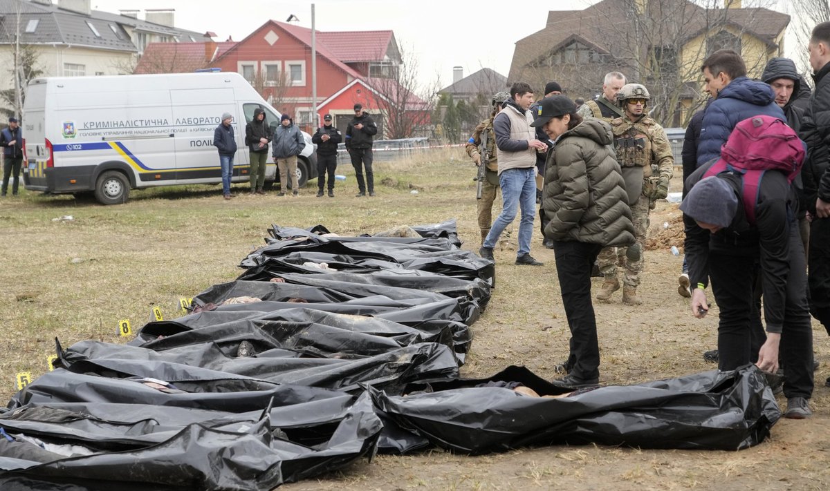 Irõna Venediktova (keskel) on ka oma silmaga näinud Vene okupantide tapatöö ohvreid. Fotol on ta 8. aprillil Butšas.