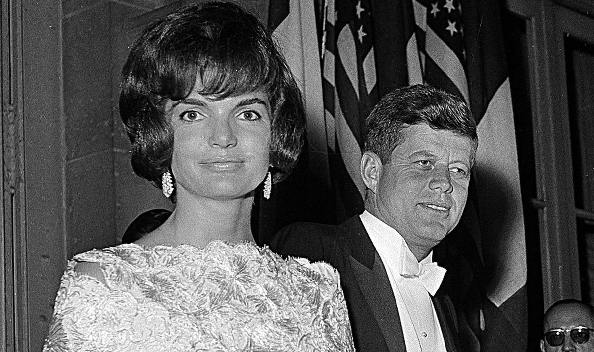 Jacqueline Kennedy kleidid muutusid, aga tema väike kuldne clutch jäi alati samaks.