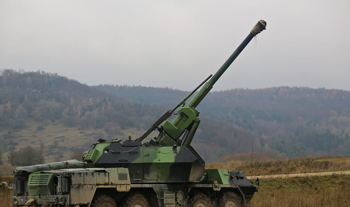 Tšehhi armee 152 mm Dana iseliikuv haubits õppustel