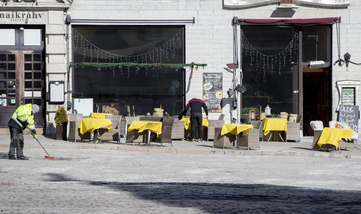 Tallinna vanalinna toidukohad ootavad pikisilmi luba väliterrasside avamiseks.
