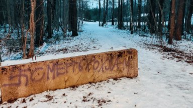 FOTOD | Nõmme-Harku terviseraja kiviplokile soditi ukrainavaenulik sõnum