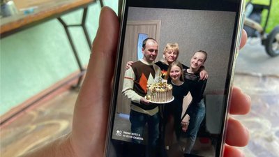 Vitali Kibukevitši lesk näitab fotot oma perekonnast.