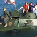 ВИДЕО | Российский бронетранспортер затонул в Керченском проливе. Экипаж доставали спасатели