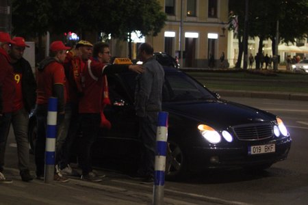Belgia fännid taksojuhiga vaidlemas.