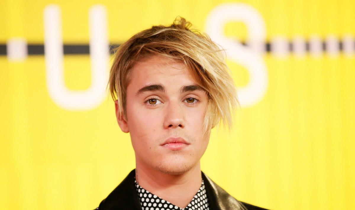 FILE PHOTO: Justin Bieber arrives at the 2015 MTV Video Music Awards in Los Angeles