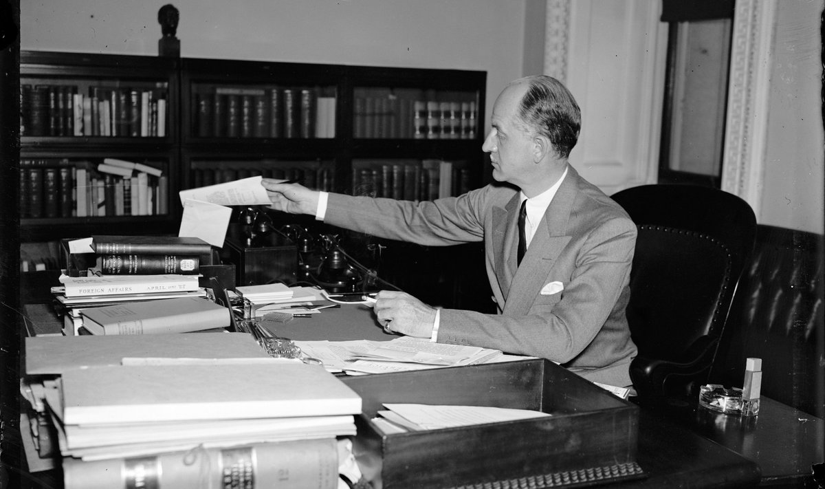 USA asevälisminister Sumner Welles 1937. aastal oma töökabinetis Riigidepartemangus.