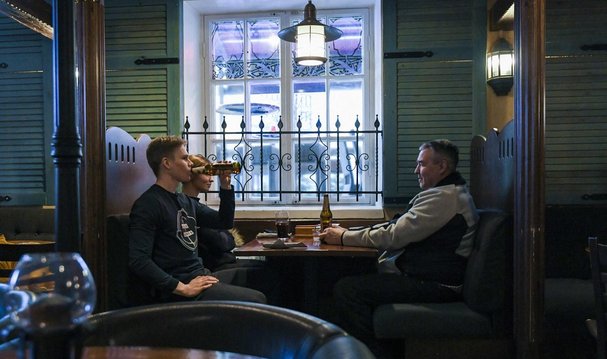 BUSINESS AS USUAL: Soome mehed 7. märtsil Helsingi kõrtsis õlut mekkimas. Järgmisel päeval algas Soomes kolm nädalat kestev lockdown.