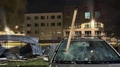 ФОТО и ВИДЕО | Бушевавший в Эстонии шторм снес крыши и повредил автомобили. 3400 домов все еще без электричества