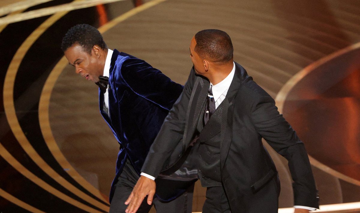 KOLE LUGU: Näitleja Will Smith lõi keset Oscarite galat ametikaaslasele Chris Rockile vastu vahtimist, sest talle ei sobinud nali, mida Rock tema naise kohta tegi.