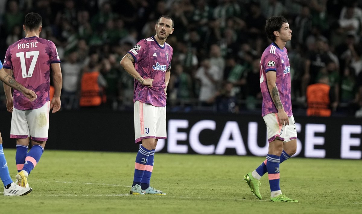 Juventuse keskkaitsja Leonardo Bonucci koos tiimikaaslastega piinliku kaotuse järel.
