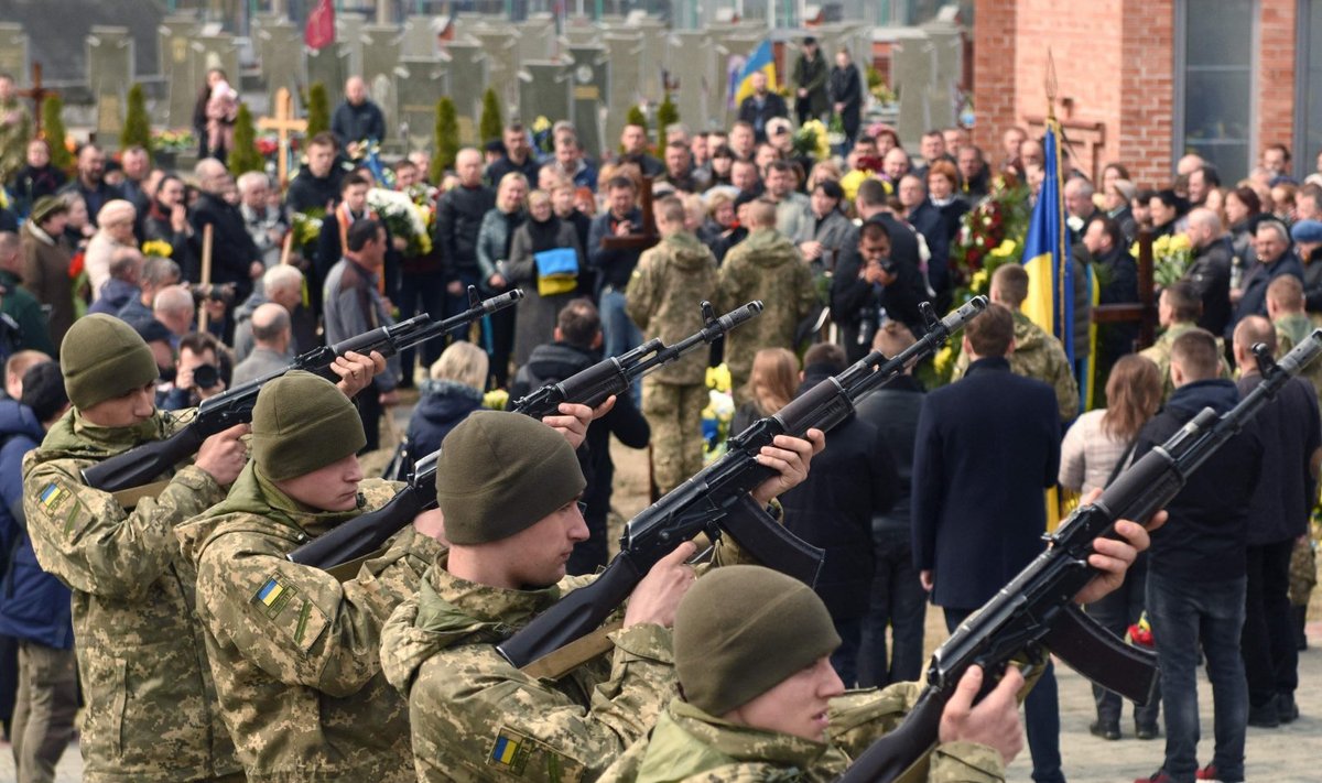 Mälestustseremoonia hukkunud Ukraina sõduritele. Foto tehtud Lvivi kesklinnas 29. märtsil 2022.
